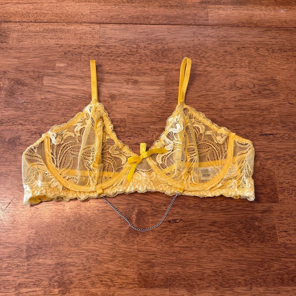 Yellow lace‎ bra 2XL with chain detail